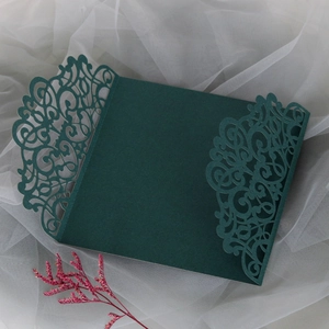 Motif floral découpé au laser sur couverture d'invitation de mariage vert émeraude