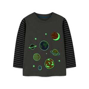 T-shirt manches longues garçon en coton avec motif espace phosphorescent et manches rayées