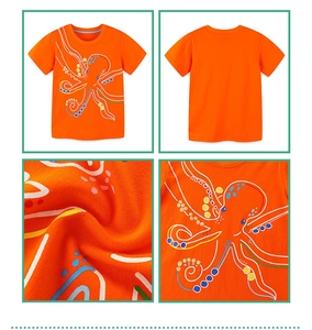 Dettaglio del morbido cotone e della stampa a polpo sulla t-shirt arancione bimbo