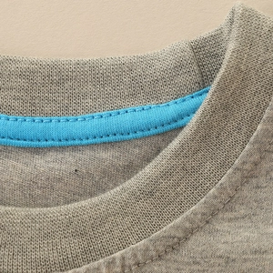 Détail de l'encolure du t-shirt manches longues gris pour enfant avec bordure bleue