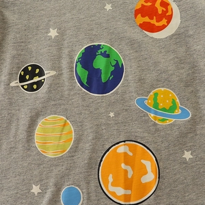 T-shirt enfant manches longues en coton gris chiné avec imprimé galaxie et espace coloré