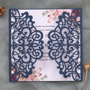Détail du faire-part de mariage bleu marine découpé au laser avec page intérieure florale