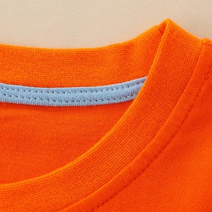 T-shirt da bambino arancione acceso in cotone con girocollo a coste e nastro blu