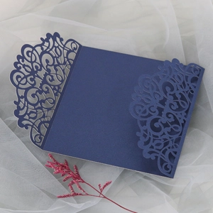 Détails de découpe laser sur une couverture d'invitation de mariage bleue nacrée élégante