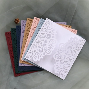 Enveloppes d'invitation découpées au laser en huit couleurs avec motifs de vigne
