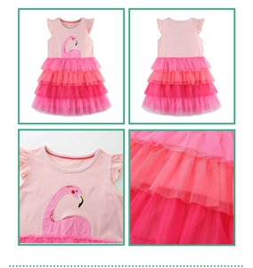 Detail eines rosa Mädchenkleides mit Flamingo-Stickerei und Lagenrock aus Tüll-Tutu