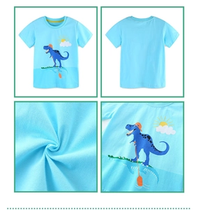 Détail d'un t-shirt enfant en coton bleu clair avec imprimé de dinosaure de dessin animé