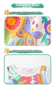Detailansicht des ärmellosen Kinderkleides mit tropischem Schmetterlingsdruck und Rundhals