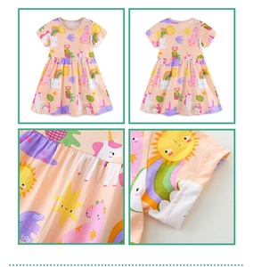 Detailansicht des mädchenhaften Sommerkleides in Rosé-Orange mit bunten Einhorn-Prints