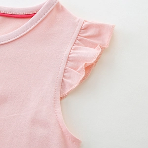 Rosa Mädchenkleid mit Rundhals, Rüschenärmeln und feiner Nahtverarbeitung im Detail