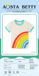 Détail du t-shirt enfant en coton avec imprimé arc-en-ciel et bordure contrastée