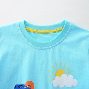 T-shirt en coton bleu ciel pour garçons avec imprimés cartoon et bande de col jaune