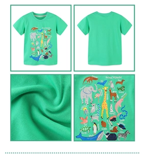 Detaillierte Ansichten des grünen Baumwoll-T-Shirts mit Tieralphabet-Drucken und Stofftextur