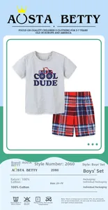 Détail de l'ensemble 100% coton avec t-shirt gris tracteur et short à carreaux rouge