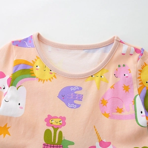Rosa kurzärmeliges Baumwoll-T-Shirt für Mädchen mit bunten Cartoon-Regenbogen- und Sonnenmotiven
