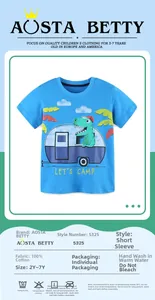 Détail du tissu 100% coton et de l'imprimé camping dinosaure sur le t-shirt bleu garçon