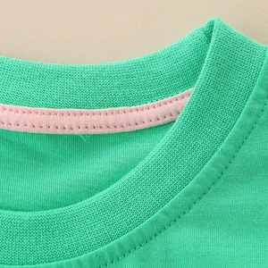 Hellgrünes Kinder-T-Shirt mit geripptem Rundhalsausschnitt und weichem Baumwolljersey