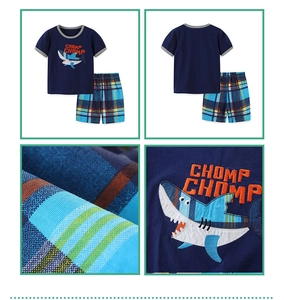 Dettagli del set estivo per bambini con ricamo a squalo e pantaloncini a quadri