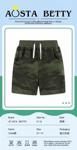 Détail du short camouflage en maille de coton pour garçons avec taille élastique et cordon blanc