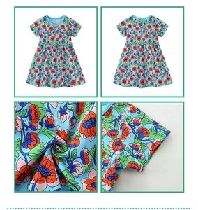 Dettaglio della trama del cotone floreale e delle cuciture dell'abito estivo da bambina