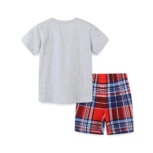 Ensemble d'été enfant avec t-shirt gris et short à carreaux rouges et bleus