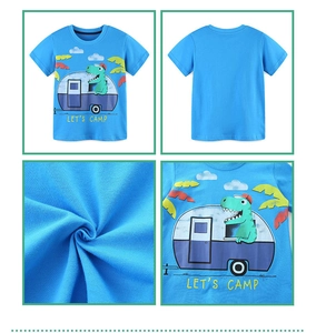 Détails du t-shirt garçon bleu montrant l'imprimé dino, le tissu et la vue de face