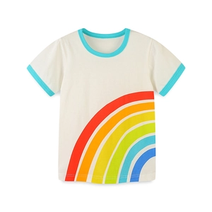 T-shirt en coton enfant avec motif arc-en-ciel et bordure bleue sur fond crème