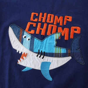 T-shirt per bambini in cotone blu navy con applicazione squalo e ricamo arancione