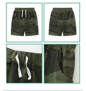 Détail du short en maille camouflage pour enfant avec taille élastique et cordon blanc