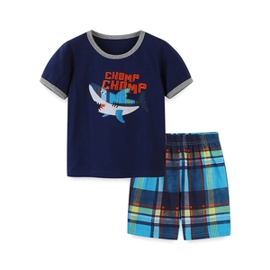 Completo bambino maglietta blu navy con ricamo squalo e pantaloncini a scacchi
