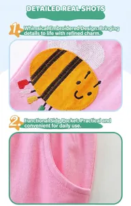 Dettaglio del ricamo ad ape e della tasca sui pantaloncini in cotone rosa da bambina