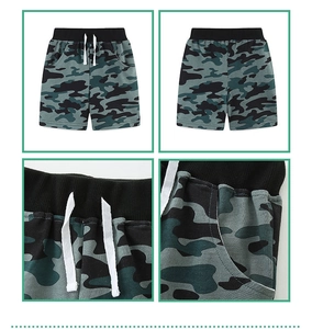 Vue détaillée du short camouflage en coton pour garçon avec cordon et poches latérales