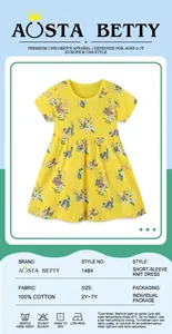 Détail de la robe d'été en maille de coton à imprimé floral jaune pour petites filles