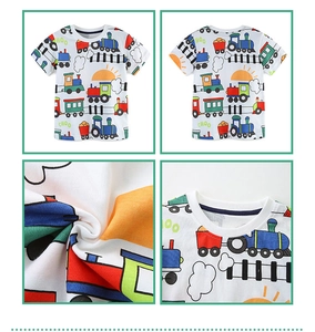 Detail der bunten Cartoon-Züge und Nähte auf diesem Baumwoll-T-Shirt für Jungen