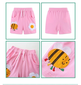 Dettaglio dei pantaloncini rosa in cotone per bambina con ricamo ape e vita elastica con coulisse