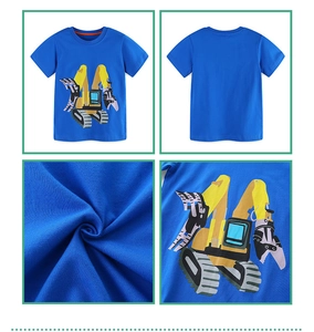Vue détaillée du t-shirt en coton pour enfants avec motif pelleteuse et texture du tissu