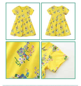 Détail de l'imprimé floral sur robe fille avec col rond et manches courtes en coton doux