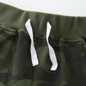 Short de sport enfant camouflage avec taille élastique et cordon de serrage blanc