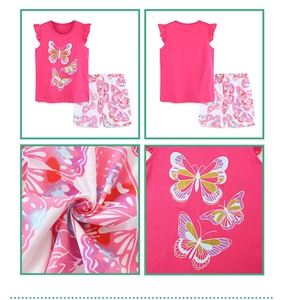 Dettaglio completo estivo da bambina con top a farfalla e pantaloncini a fiori in cotone