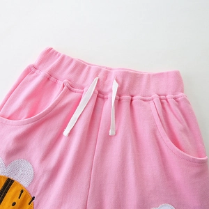 Pantaloncini rosa in cotone da bambina con vita elastica, coulisse e ricamo ad ape