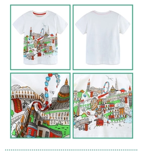 Détail d'un t-shirt blanc en coton pour garçons avec imprimé cartoon de Londres et l'encolure