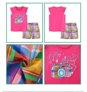 Dettaglio del top rosa senza maniche per bambina e pantaloncini a quadri colorati