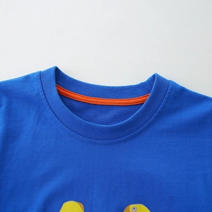 T-shirt bleu pour enfants avec bande de cou orange et motif de pelleteuse de dessin
