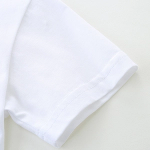 Détail de la manche d'un t-shirt blanc en coton avec coutures à double aiguille et tissu