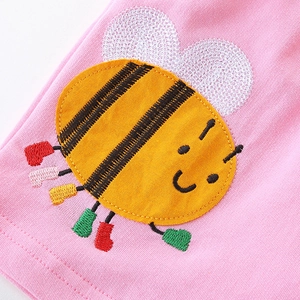 Pantaloncini sportivi in cotone rosa da bambina con toppa ricamata a forma di ape