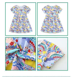 Détails de robe en coton pour filles avec imprimés colorés de nuages et d'arc-en-ciel