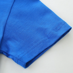 T-shirt en coton bleu pour enfants avec motif de pelleteuse et coutures soignées