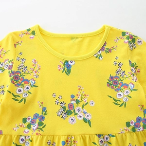 Robe jaune à fleurs pour fille avec col rond et manches courtes, parfaite pour l'été