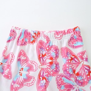Completo estivo da bambina due pezzi con t-shirt stampa farfalla e pantaloni con elastico
