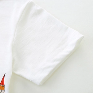 Gros plan d'une manche de t-shirt en coton blanc pour garçon avec texture tricotée